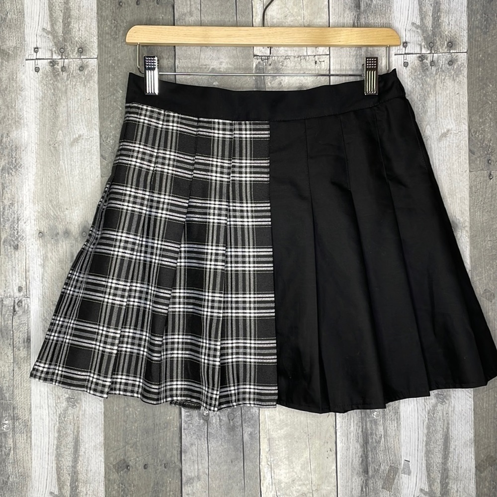 Girls pleated black, white & grey plaid‎ mini skirt w/ built in shorts. Sz 12-14